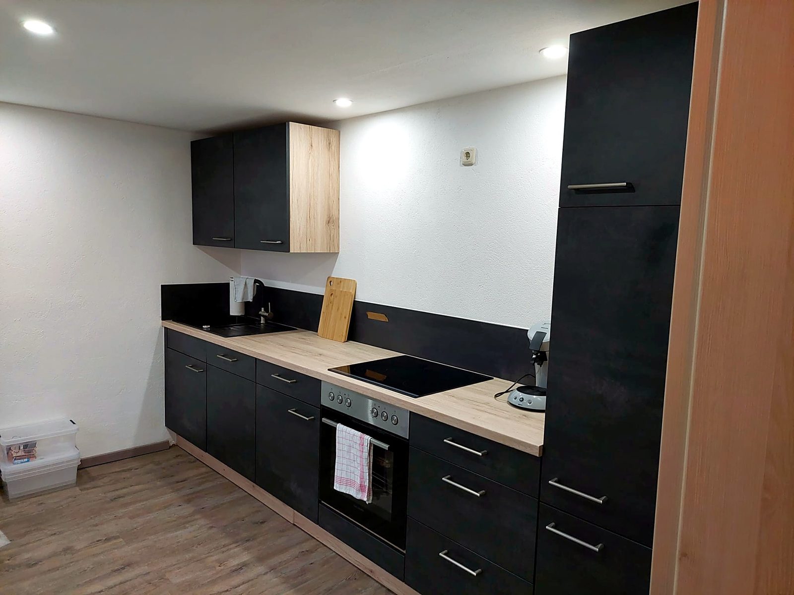 Anthrazit mit Hochschrank in Eiche
