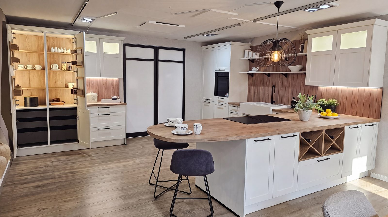 Landhausküche in Creme mit Eichentheke und offenem Vorratsschrank