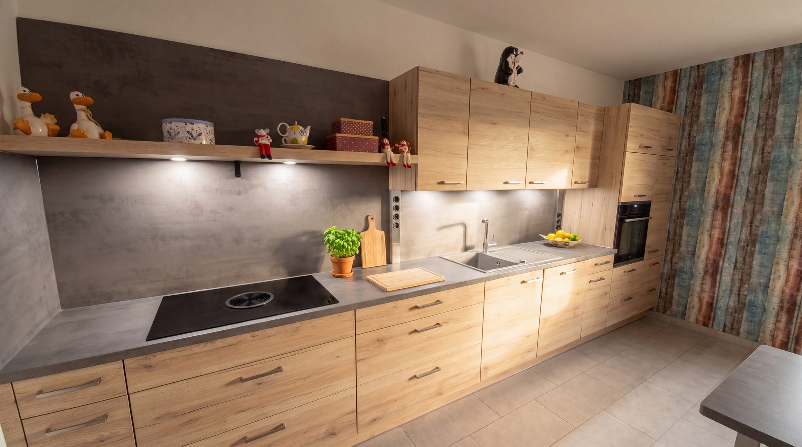Holzdekor mit dunkler Nischenrückwand und LED