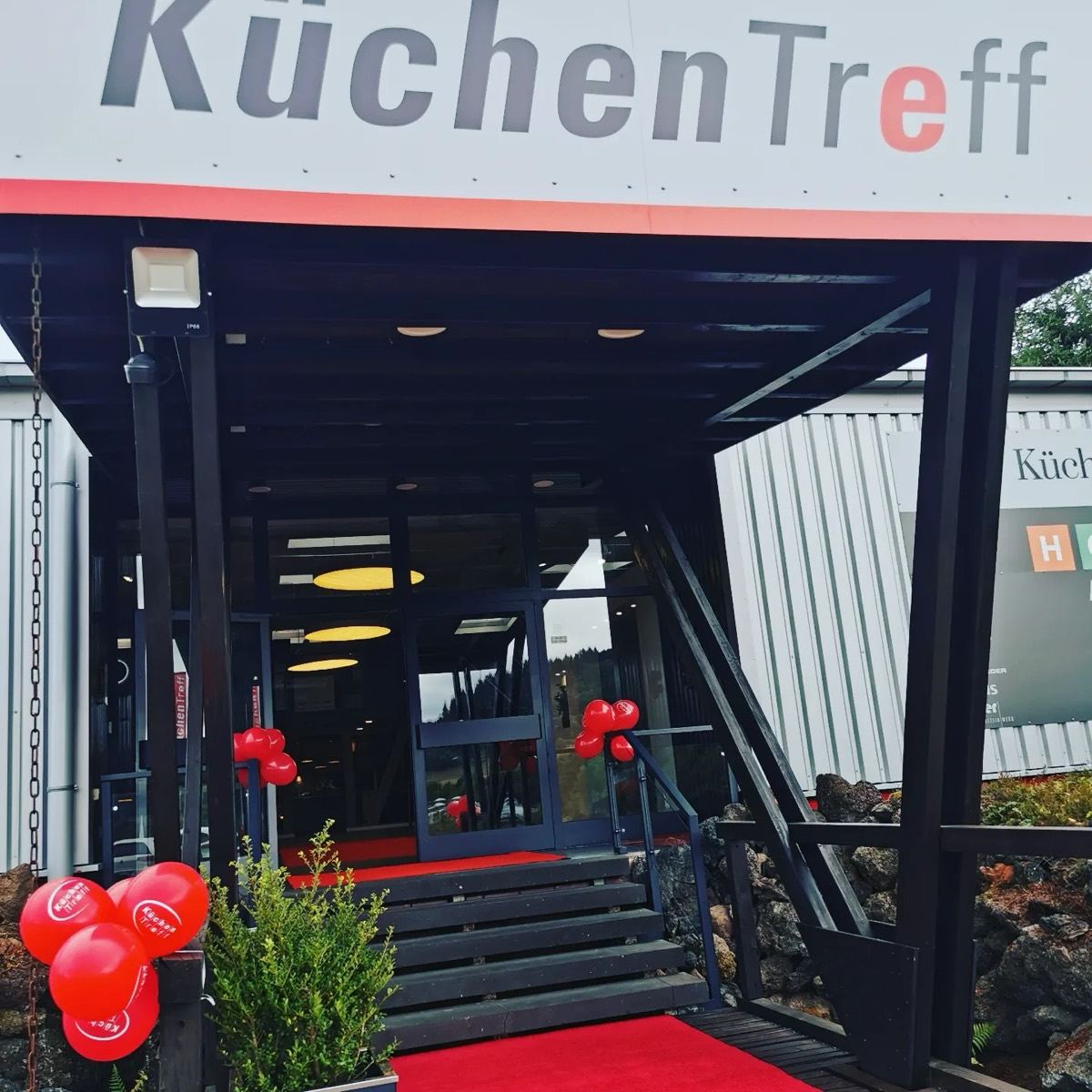 Eingang des KüchenTreff Gerolstein mit Schriftzug