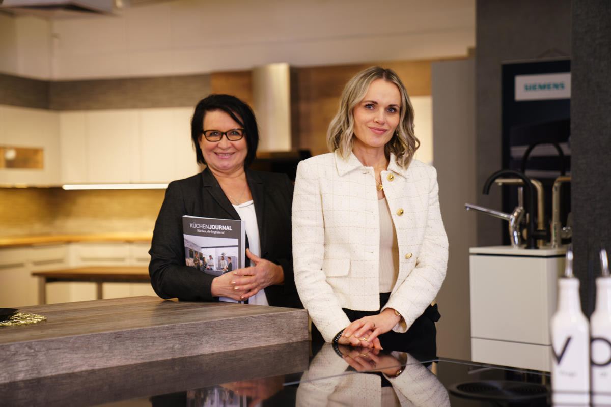Natalia Voth und Tatjana Whelan in der Ausstellung